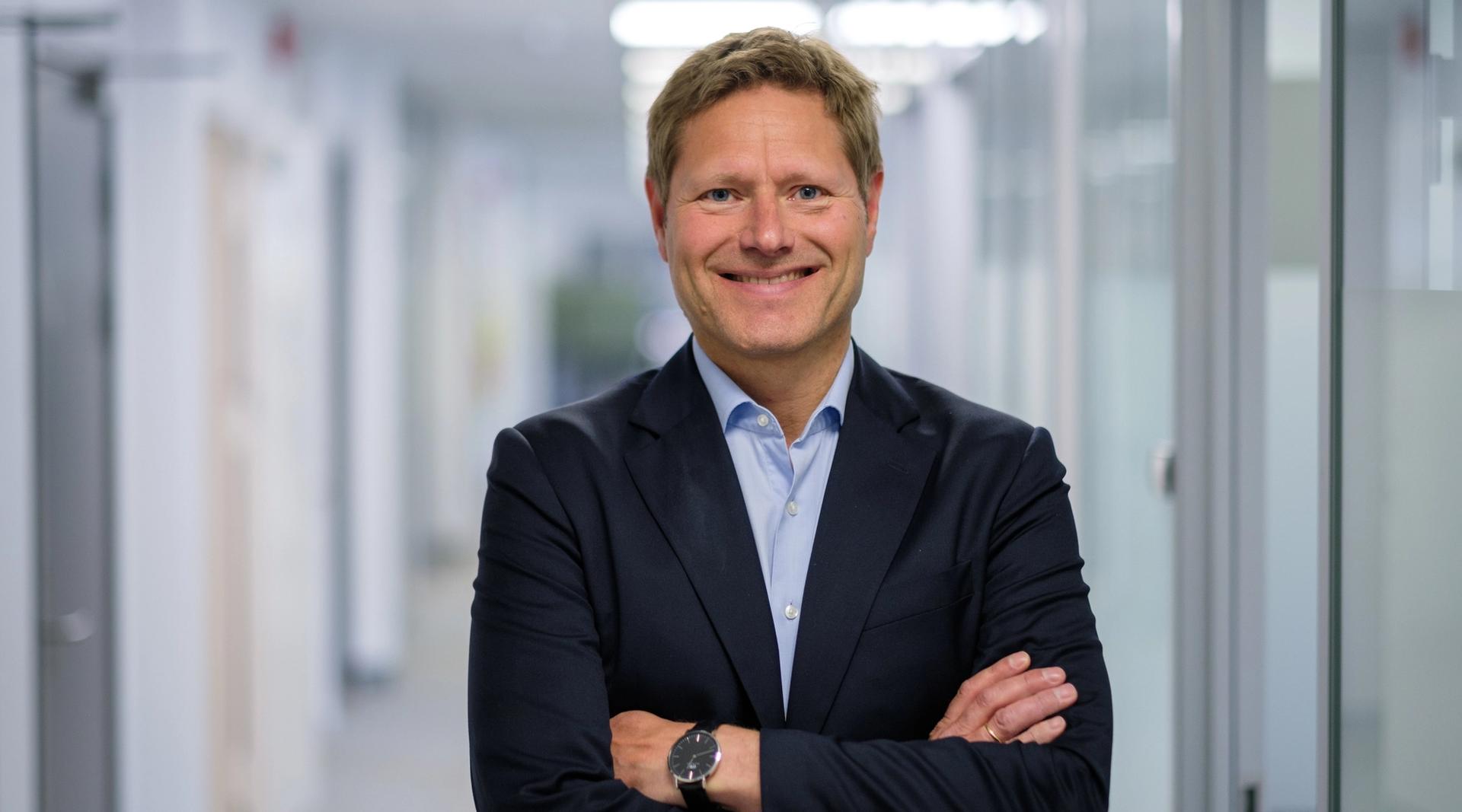 Mann i dress i halvprofil.