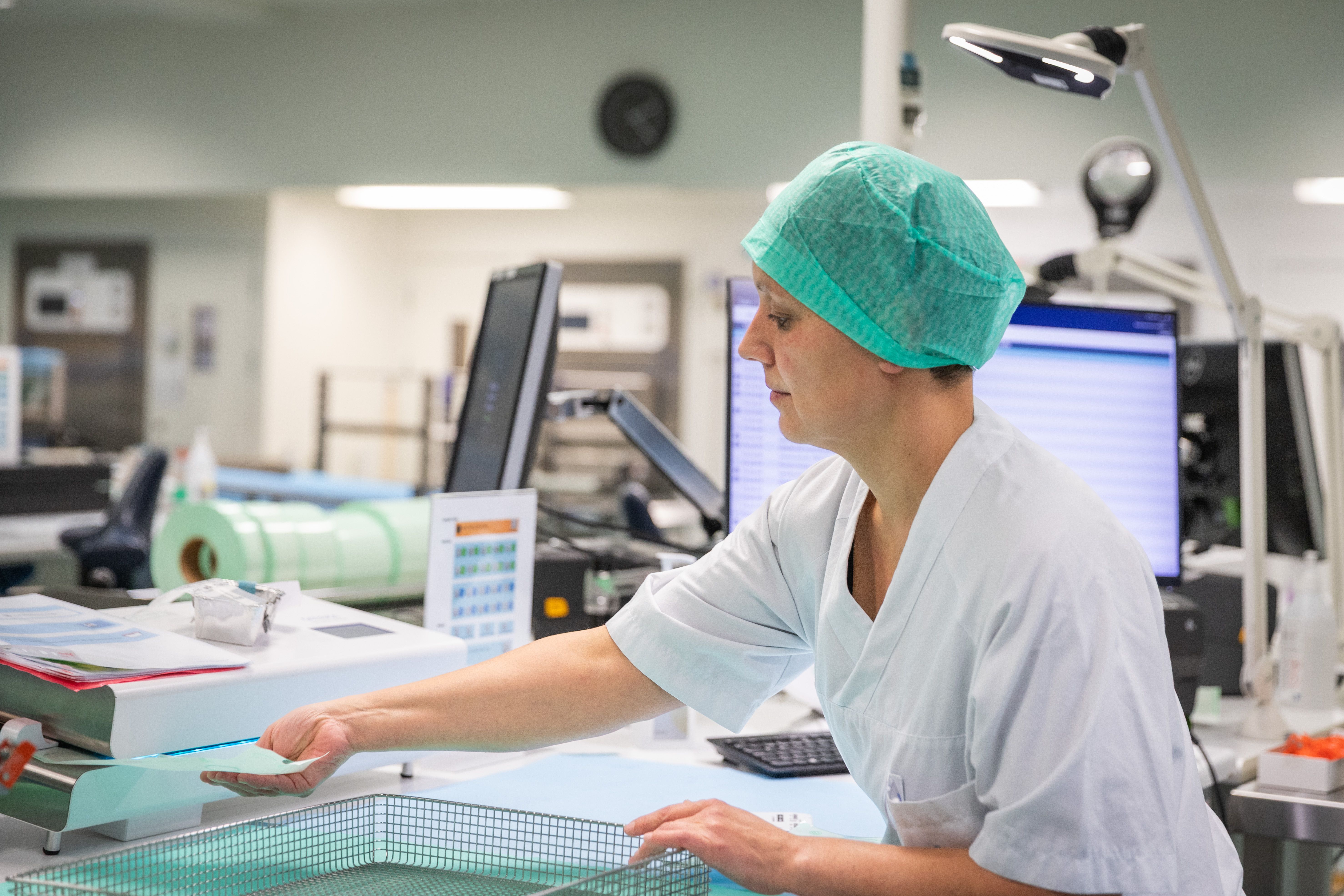Sterilforsyningstekniker arbeider med rengjøring og håndtering av medisinsk utstyr på en sterilsentral i sykehus.