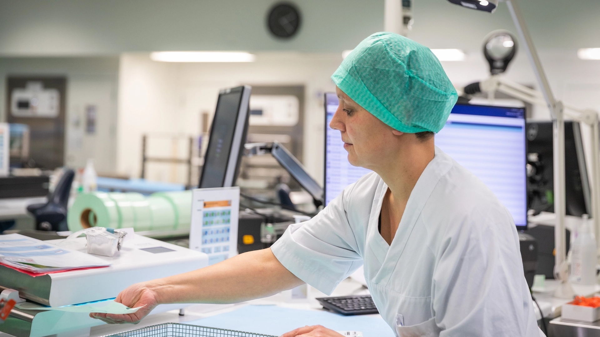 Sterilforsyningstekniker arbeider med rengjøring og håndtering av medisinsk utstyr på en sterilsentral i sykehus.