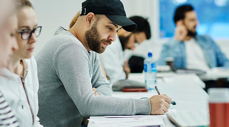 Mann i klasserom