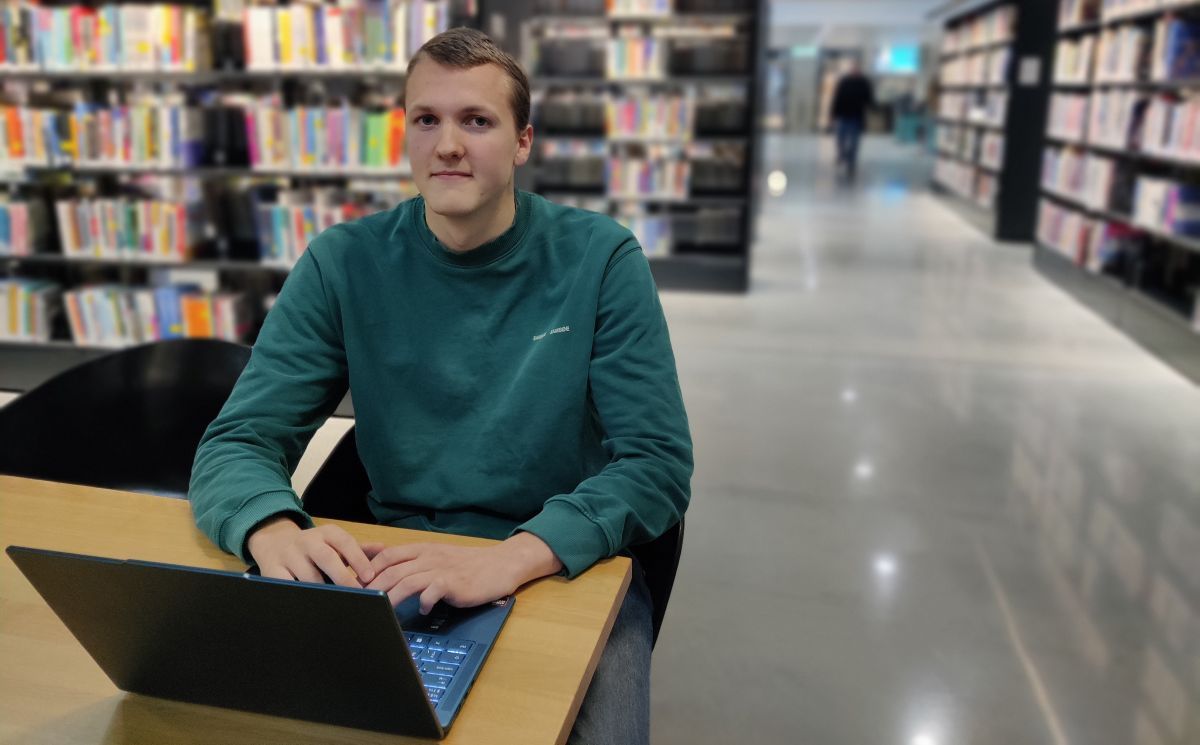 Jonas Hinna på lesesalen