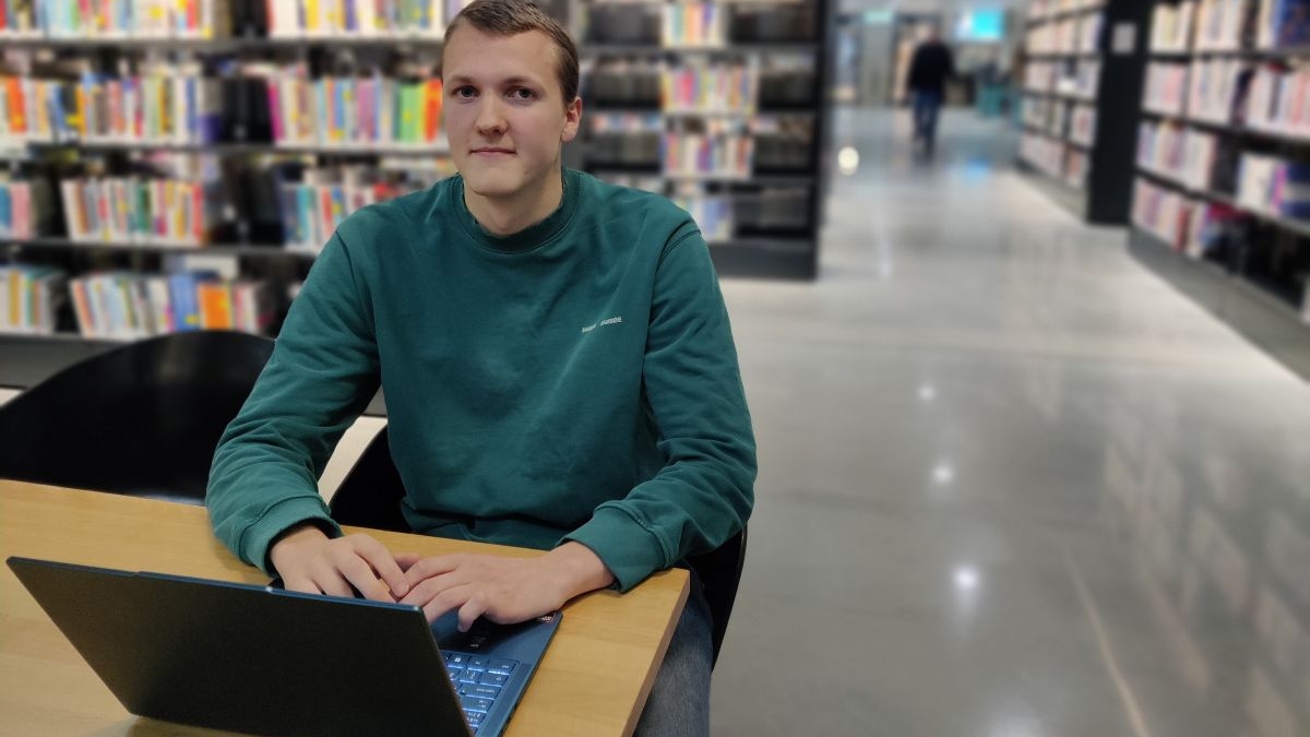 Jonas Hinna på lesesalen