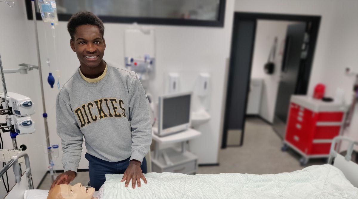 David Stige på en lab på Høgskulen på Vestlandet