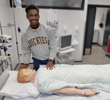 David Stige på en lab på Høgskulen på Vestlandet