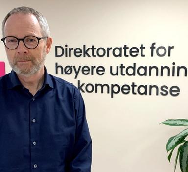 Mann i halvprofil.