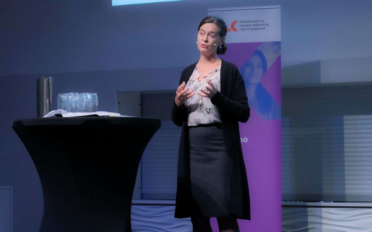 Ingjerd Espolin Gaarder holder foredrag på en scene under et arrangement i regi av HK-dir.