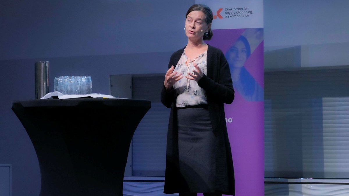 Ingjerd Espolin Gaarder holder foredrag på en scene under et arrangement i regi av HK-dir.