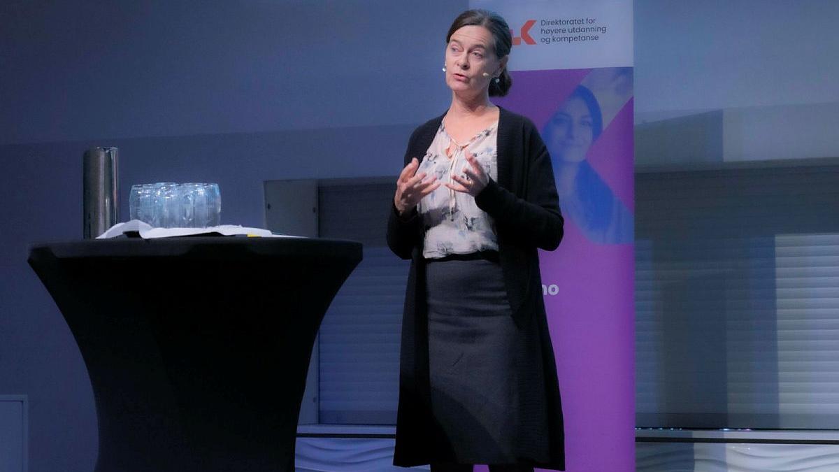 Ingjerd Espolin Gaarder holder foredrag på en scene under et arrangement i regi av HK-dir.