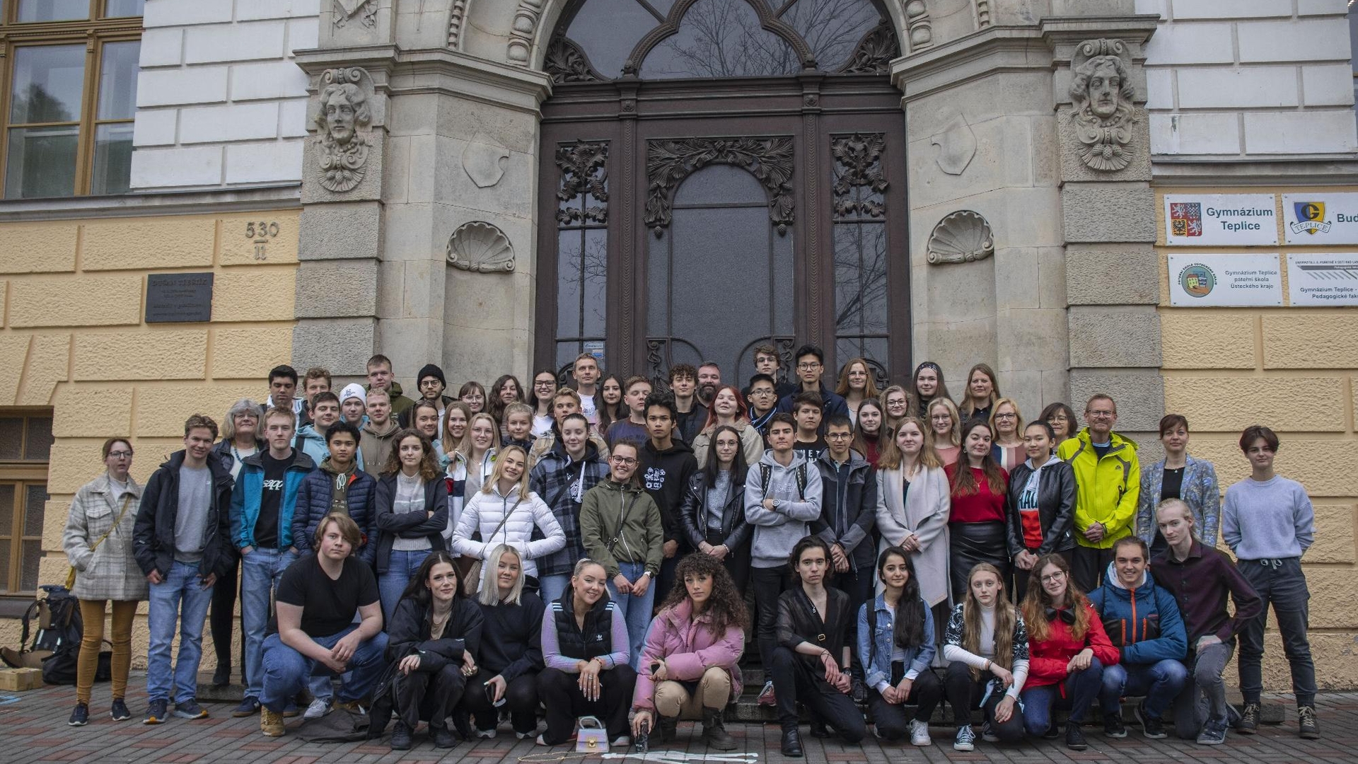 Alle elevene og lærerne samlet ved en trapp utenfor et bygg i Teplice.