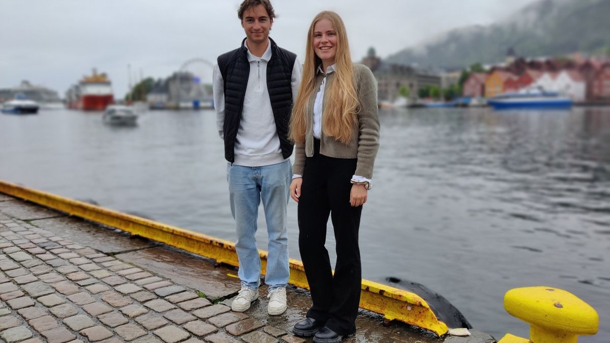 De internasjonale studentene Theresa Schül og Nicholas Giammichele med Bryggen i Bergen i bakgrunnen.