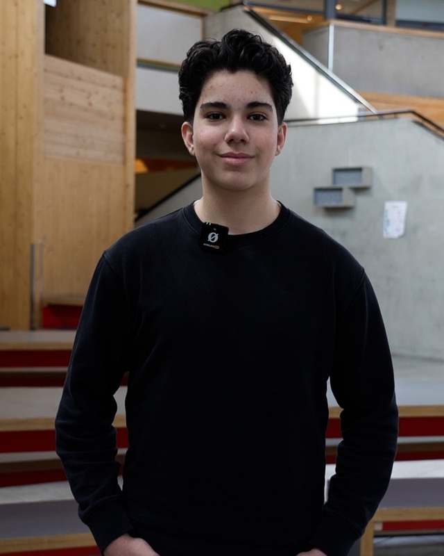 Gutt som ser mot kamera