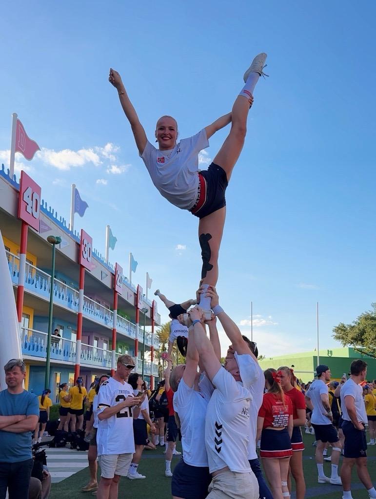 Silje Marie Brynjulfsen løftes opp i et cheerleading-stunt under verdensmesterskapet i cheerleading.