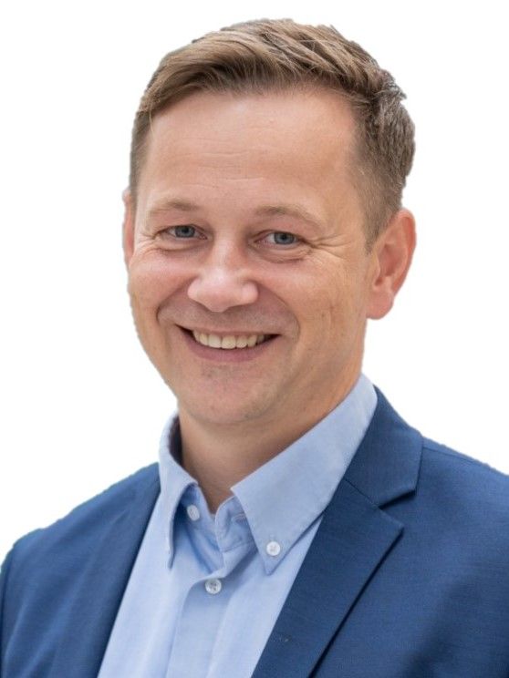 Mann i dress, ser mot kamera