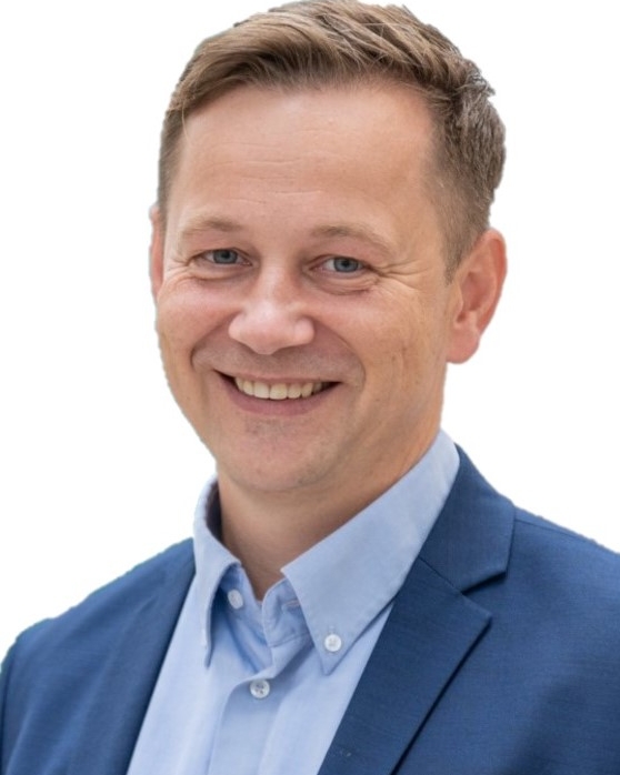 Mann i dress, ser mot kamera