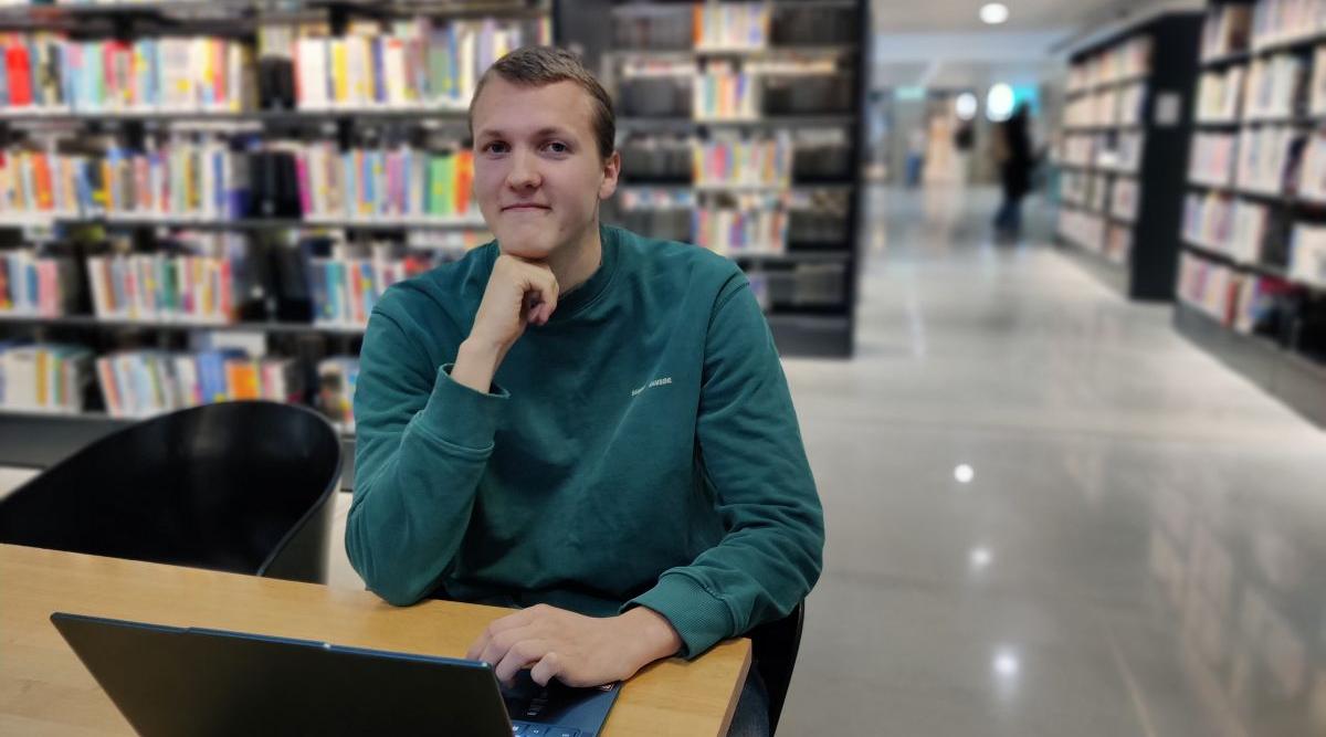 Jonas Hinna på lesesalen på HVL