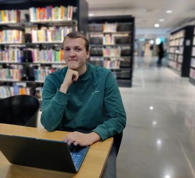 Jonas Hinna på lesesalen på HVL