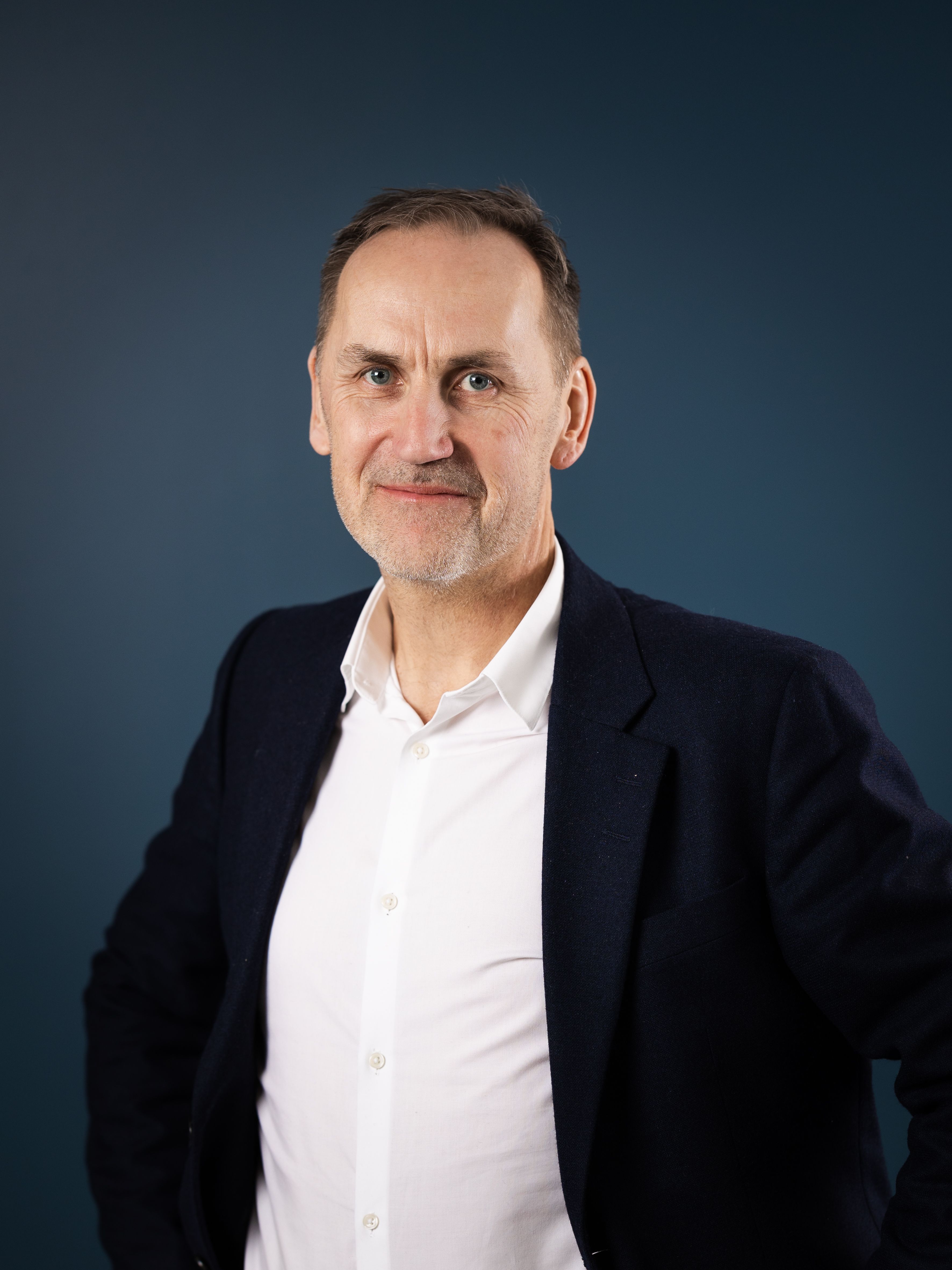 Mann i dress i halvprofil.