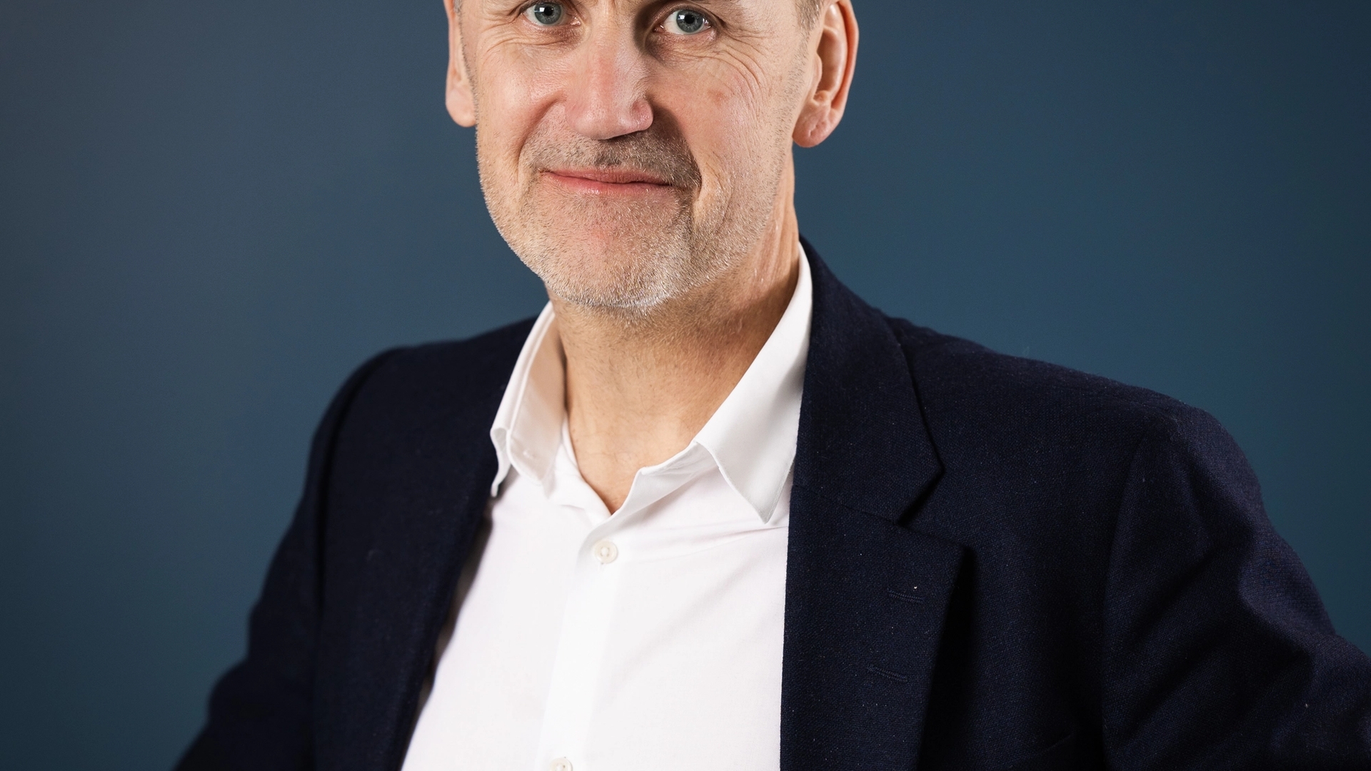 Mann i dress i halvprofil.