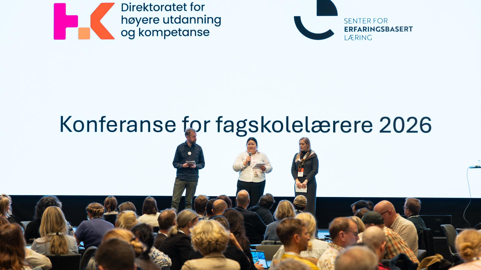 Sal med mange konferansedeltakere, tre mennesker på scenen. På skjermen står det Konferanse for fagskolelærere 2026.