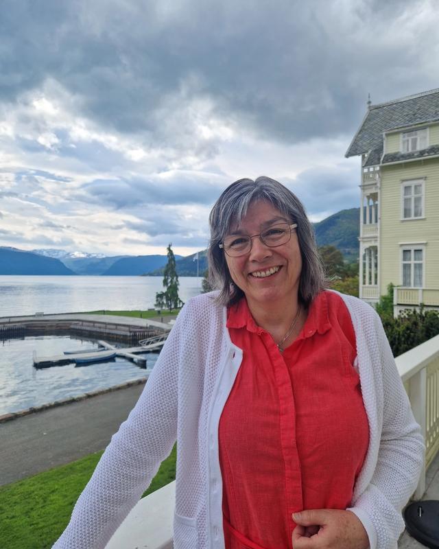 Kvinne ser mot kamera