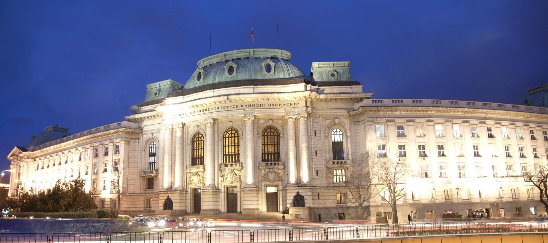 Bildet viser en gammel og pen bygning ved Universitetet i Sofia st. Kliment Ohridski