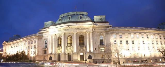 Bildet viser en gammel og pen bygning ved Universitetet i Sofia st. Kliment Ohridski