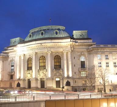 Bildet viser en gammel og pen bygning ved Universitetet i Sofia st. Kliment Ohridski