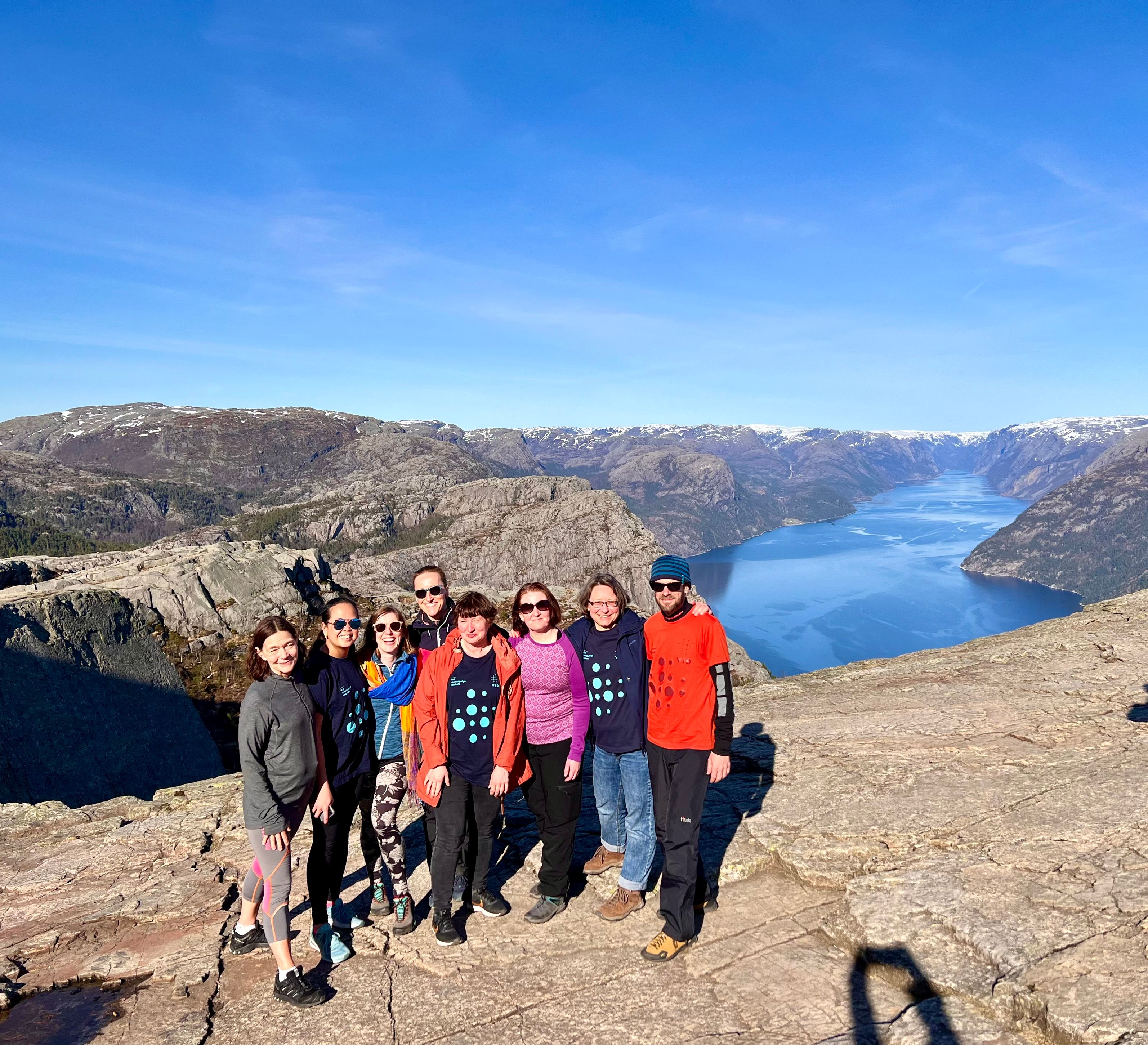 En gruppe mennesker samlet på en fjelltopp.