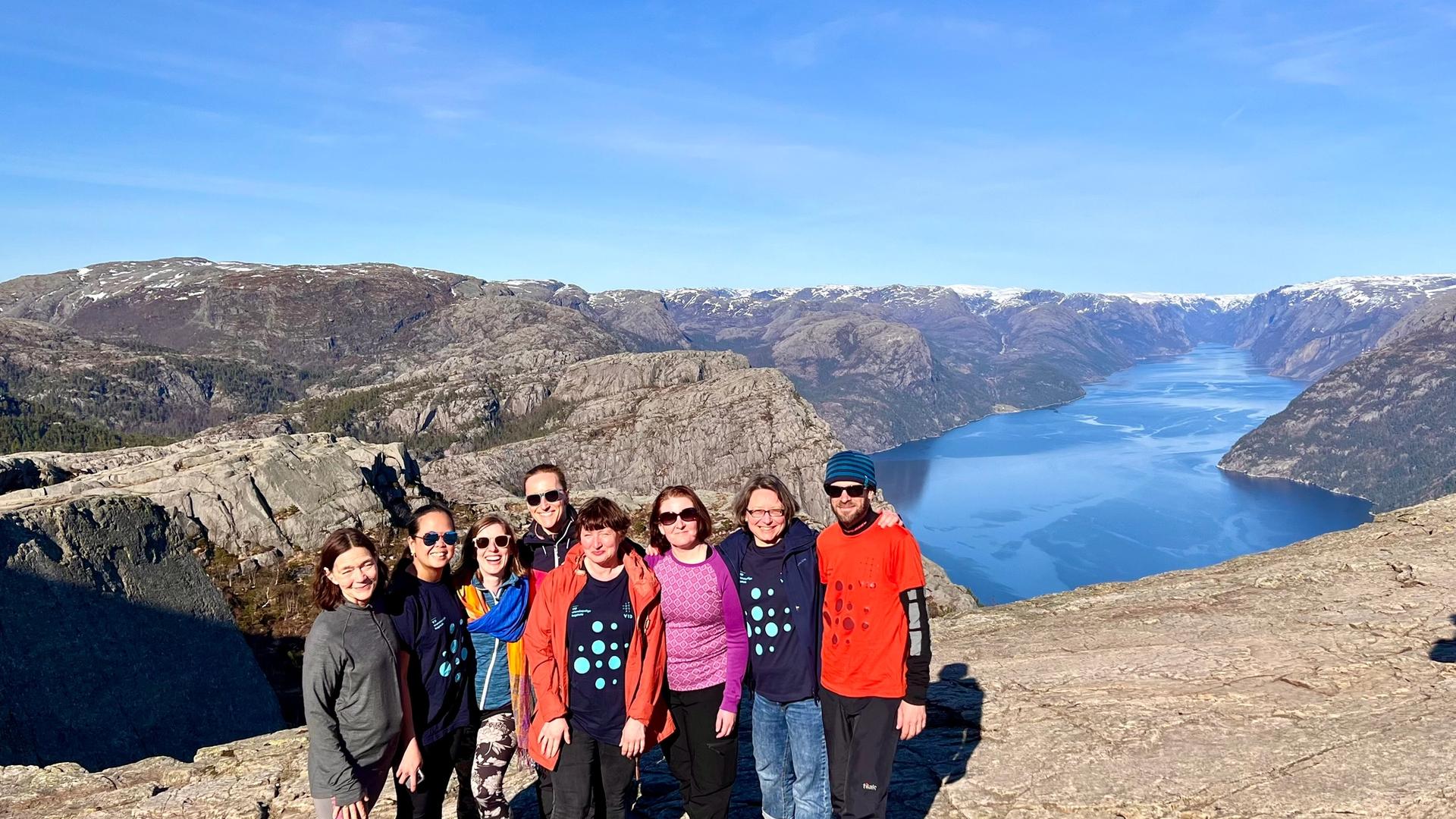 En gruppe mennesker samlet på en fjelltopp.
