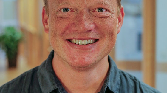 Mann i halvprofil