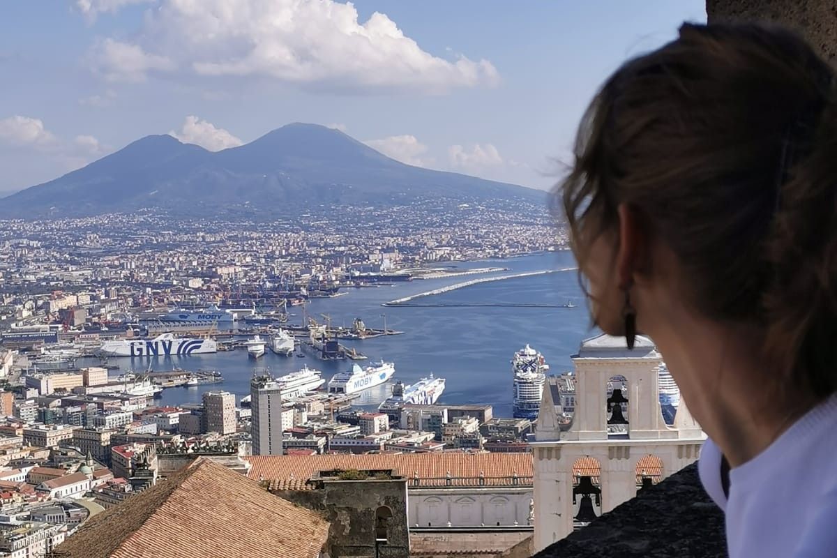 Studenten Alva Christinsdatter Mitchell ved sjøen i Italia