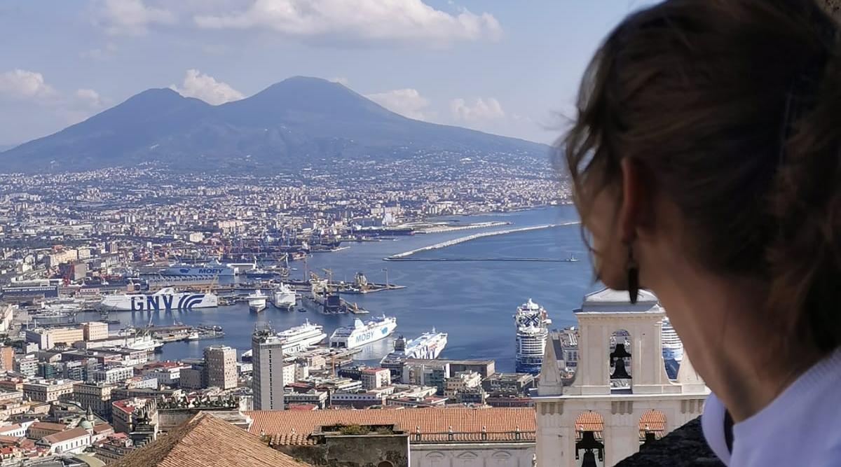 Studenten Alva Christinsdatter Mitchell ved sjøen i Italia