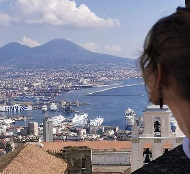 Studenten Alva Christinsdatter Mitchell ved sjøen i Italia