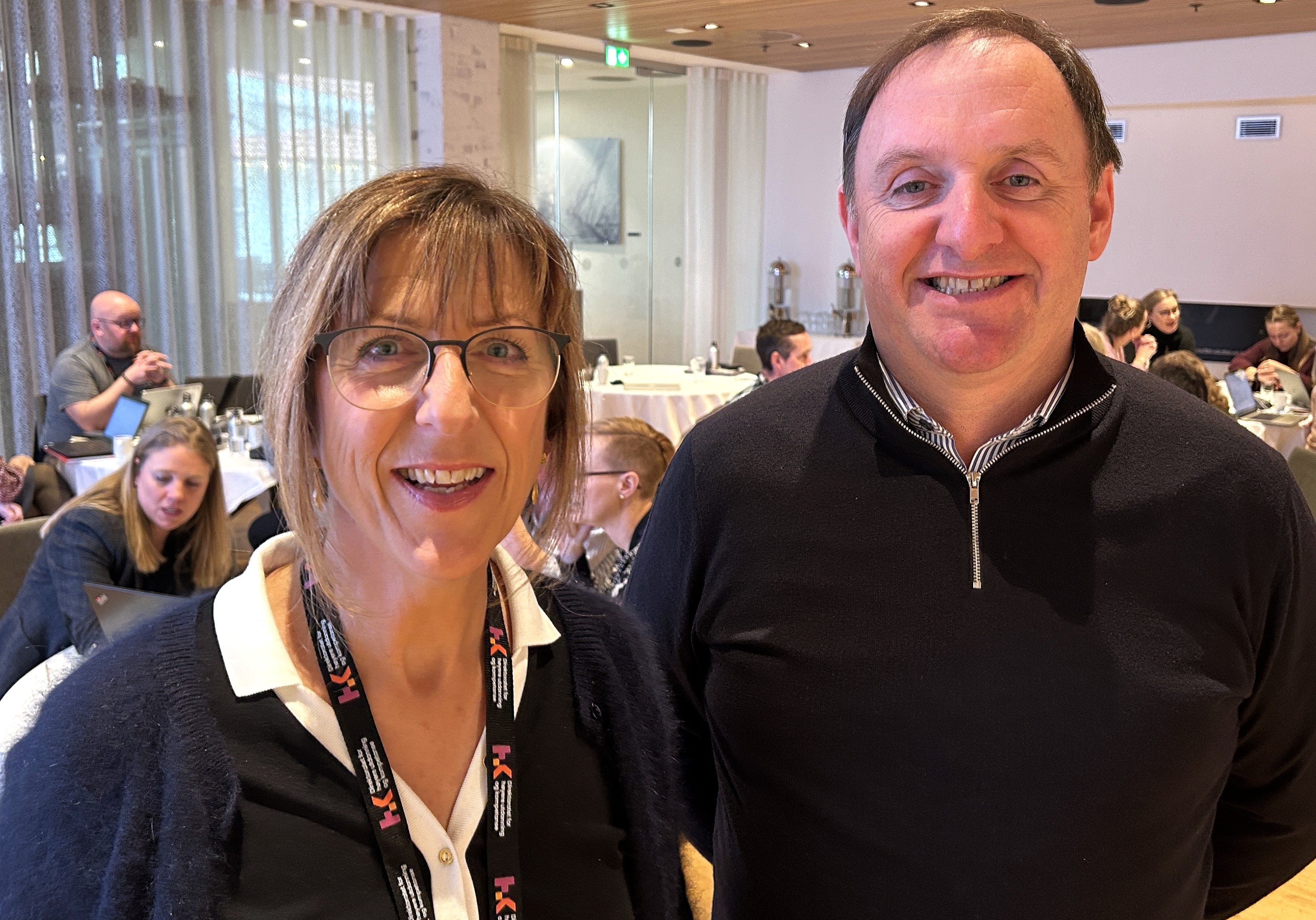 En kvinne og en mann i halvprofil.