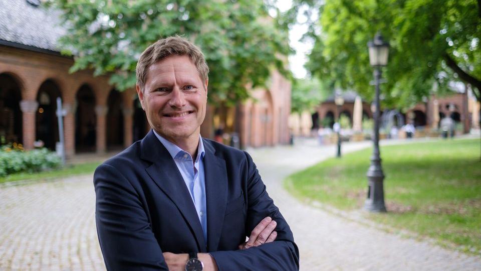 Bilde av en mann i dress