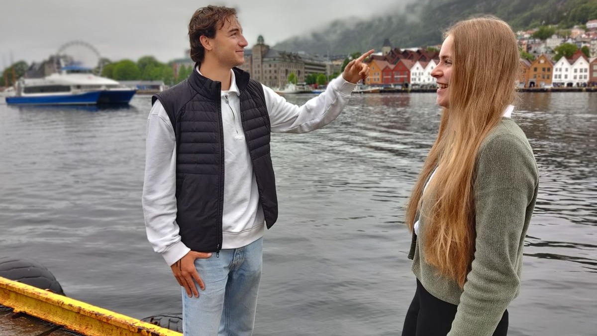 Theresa Schül og Nicholas Giammichele ute i Bergen med Bryggen i bakgrunnen