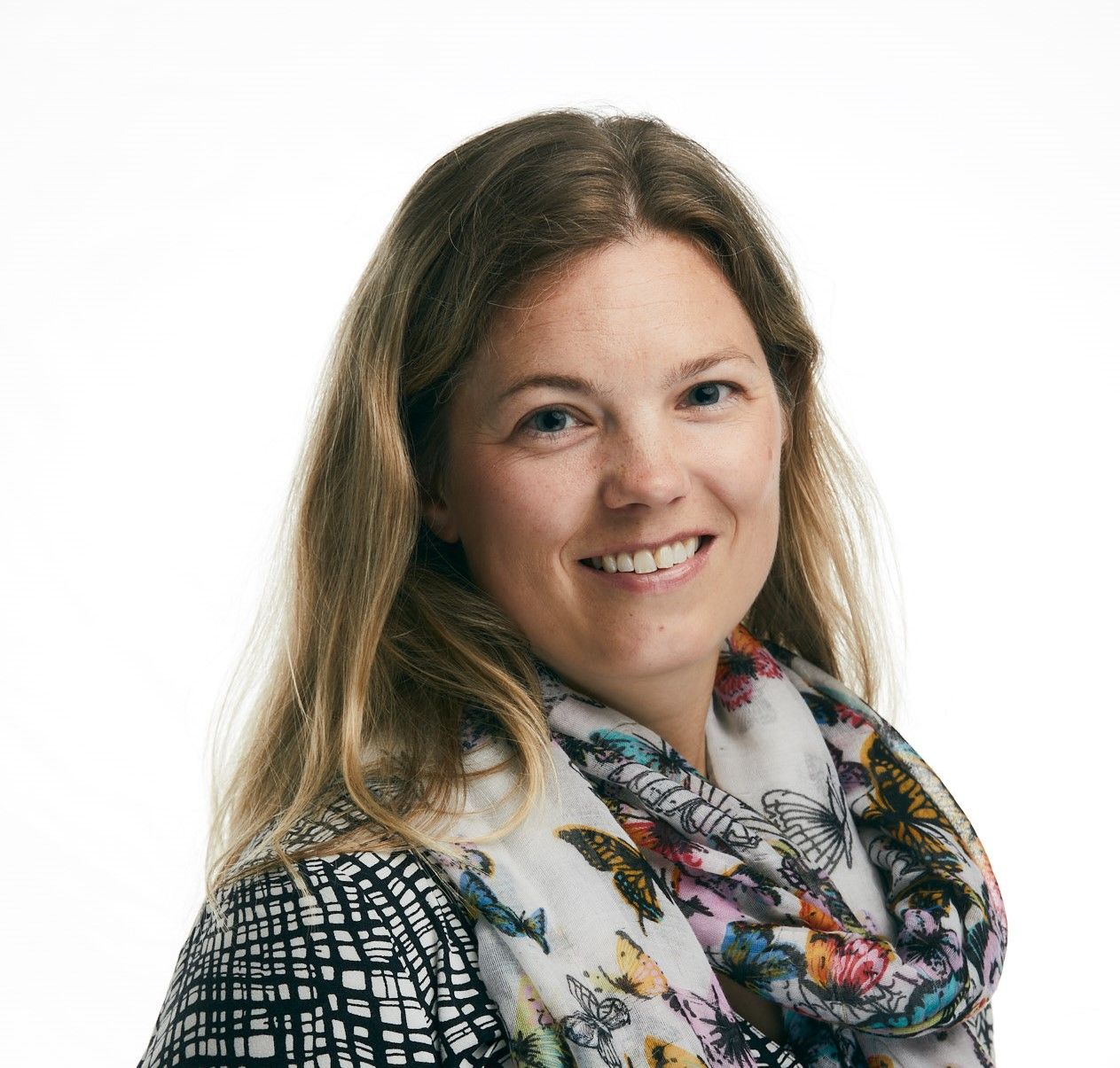 Kvinne ser mot kamera