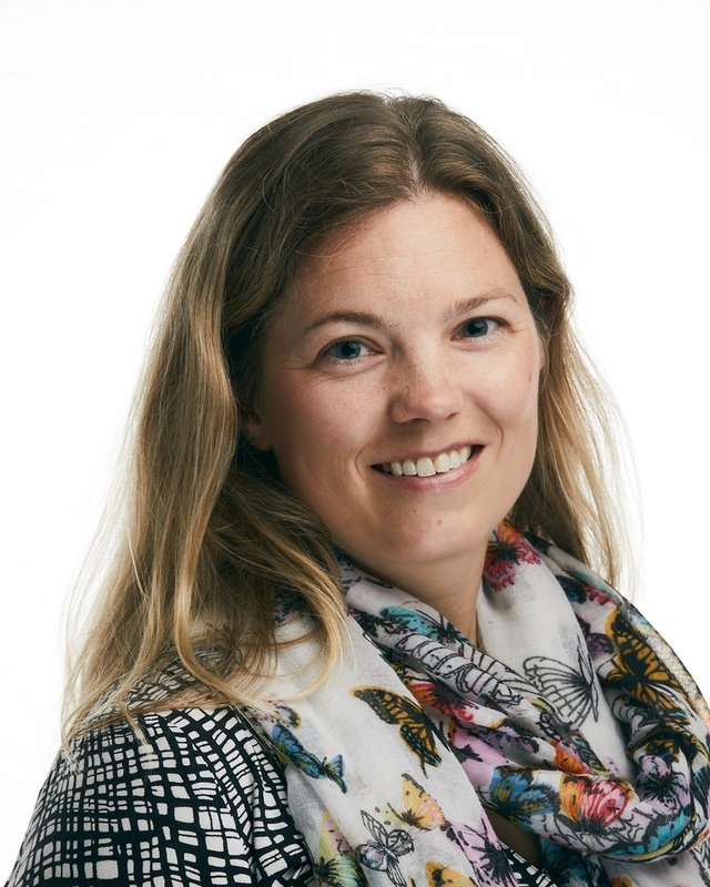 Kvinne ser mot kamera