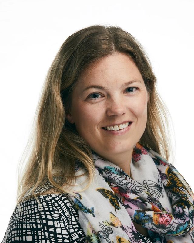 Kvinne ser mot kamera