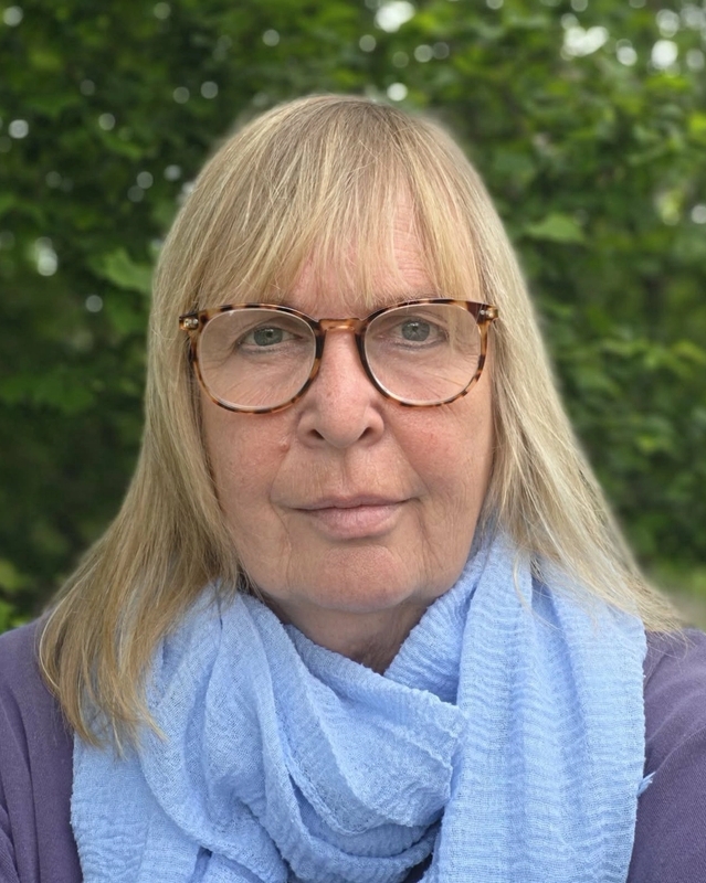 Kvinne med briller ser inn i kamera