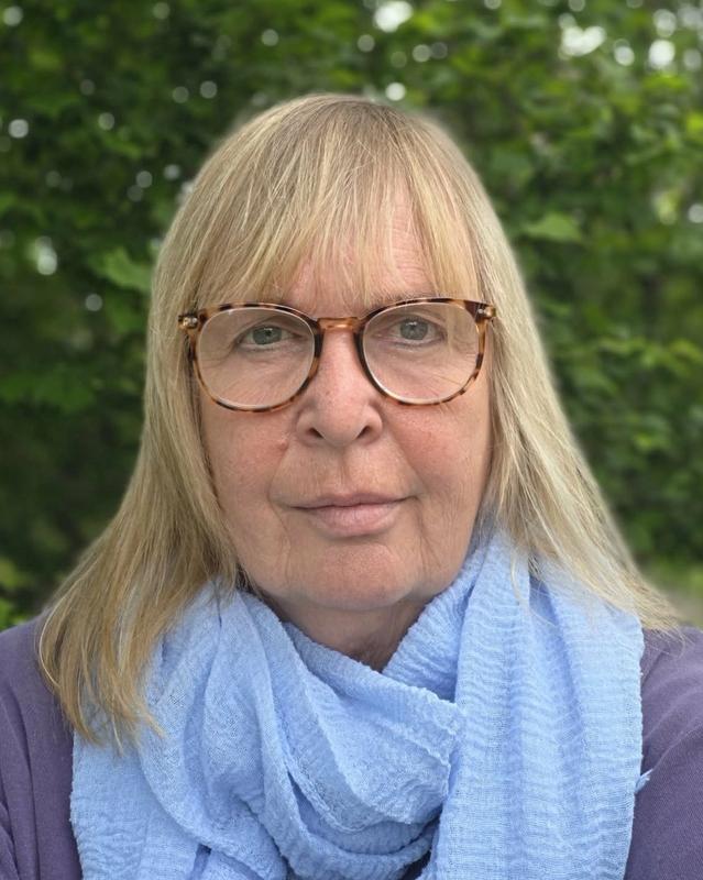 Kvinne med briller ser inn i kamera