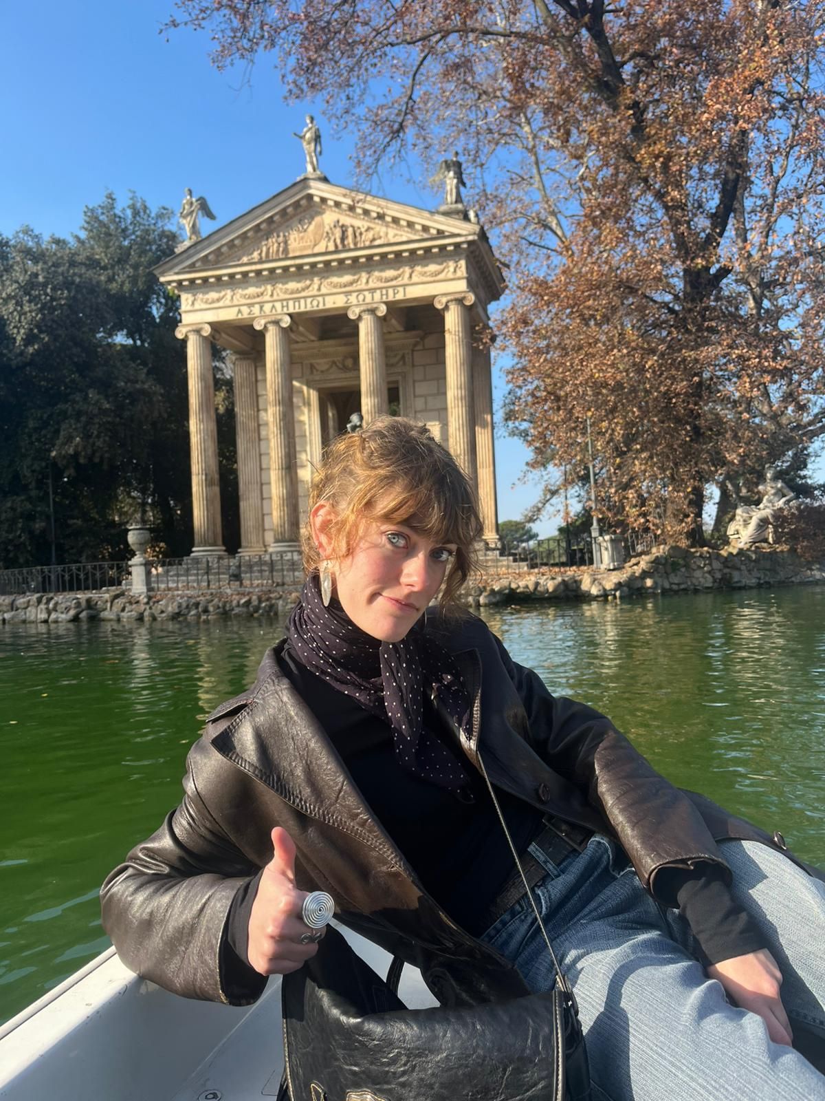 Alva Christinsdatter Mitchell foran et monumentalbygg