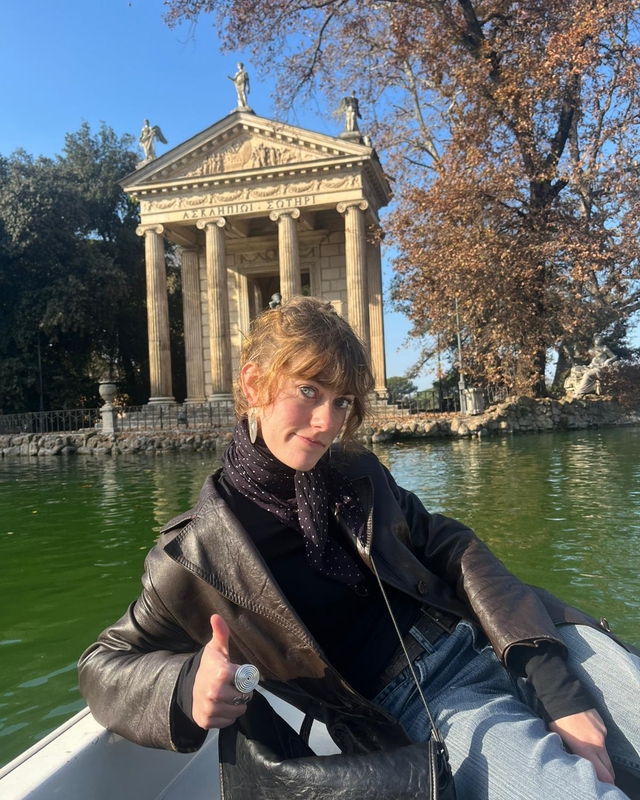 Alva Christinsdatter Mitchell foran et monumentalbygg