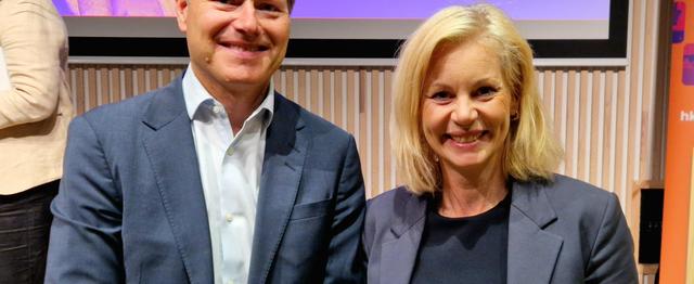 Mann og kvinne på scenen, ser i kamera