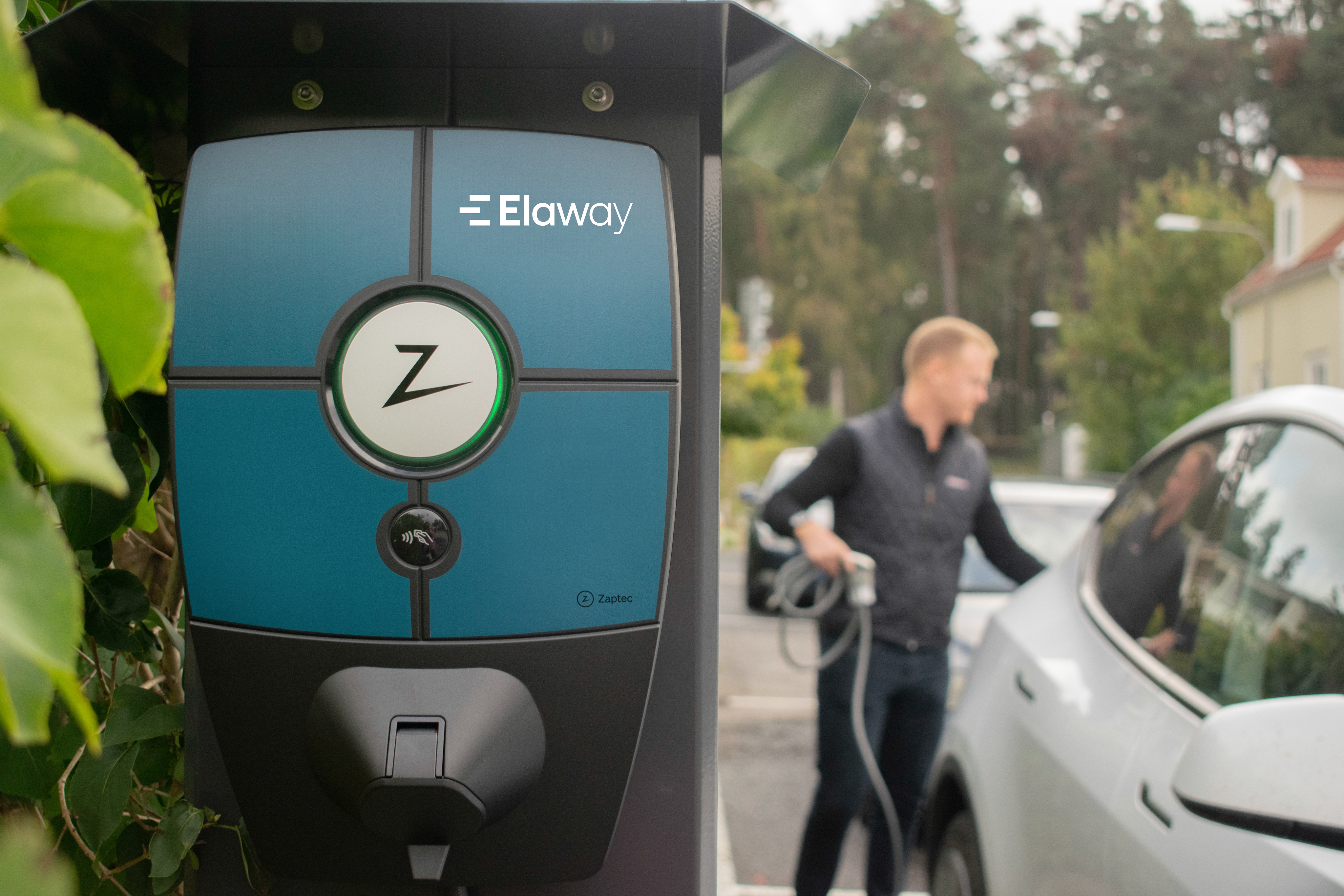 Bild på en mann som laddar 