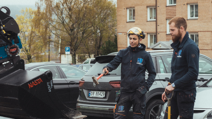 Byggnadsarbetare pratar tillsammans