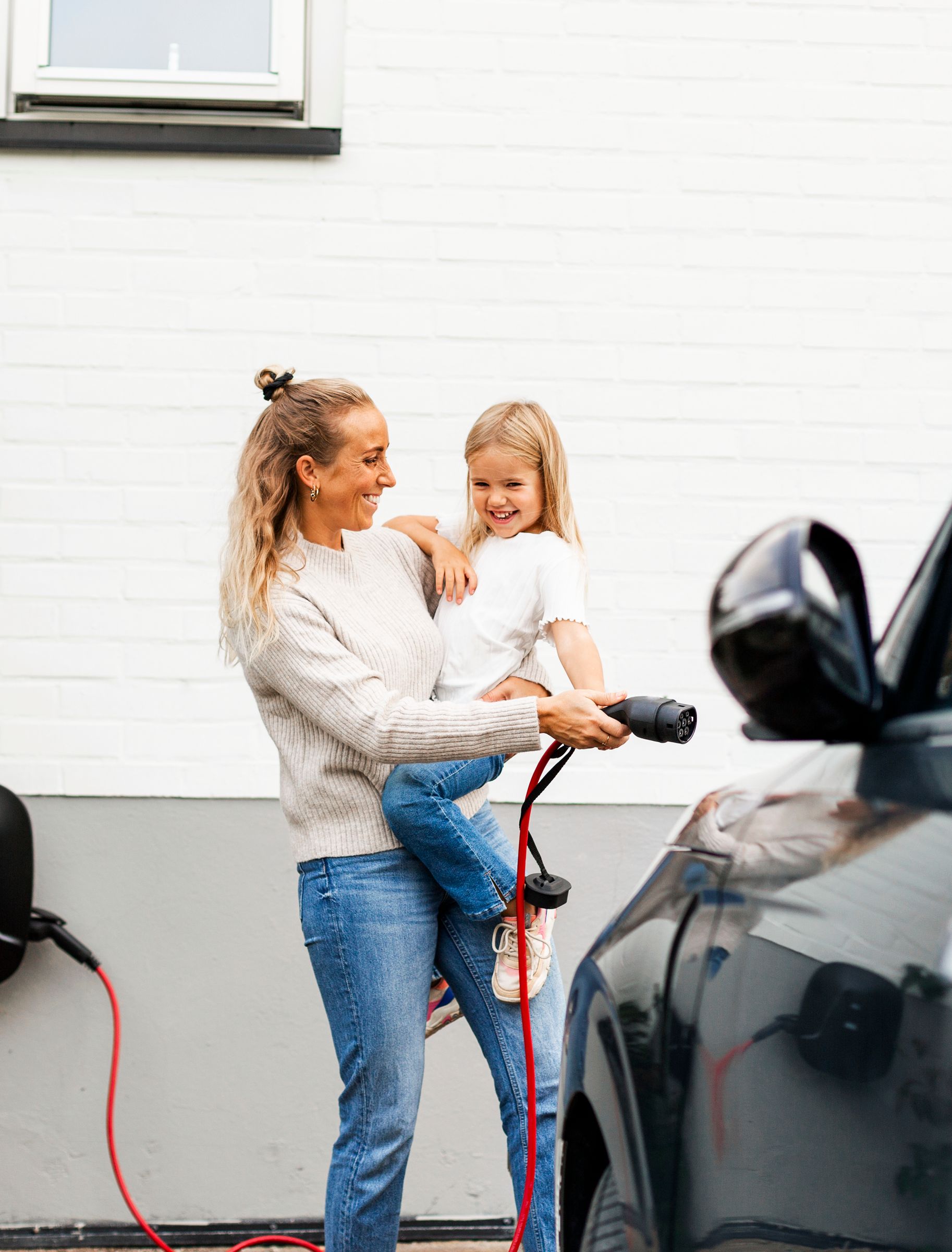 Familj som packar bilen.