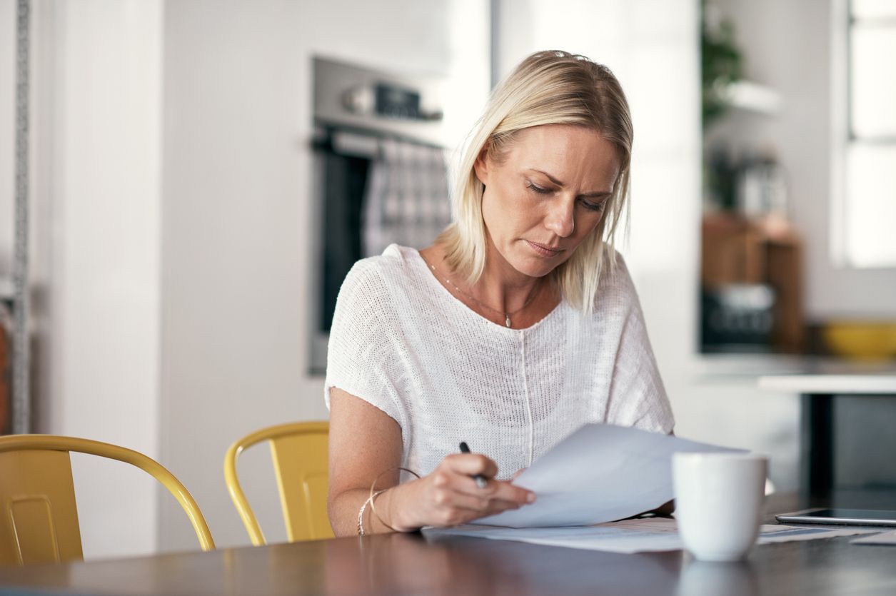 Illustrationsbild av en kvinna som läser