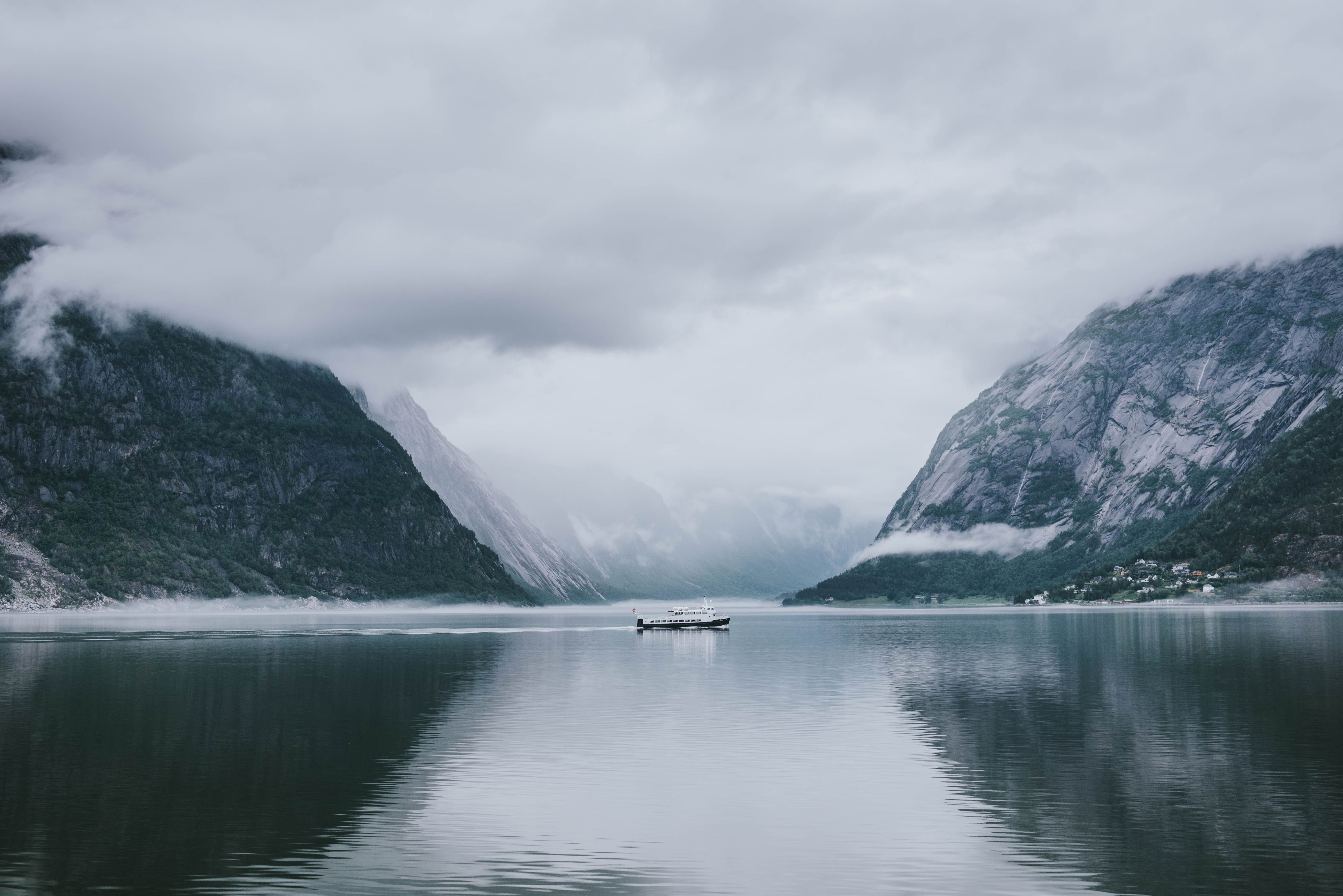 Färja i en vinterfjord
