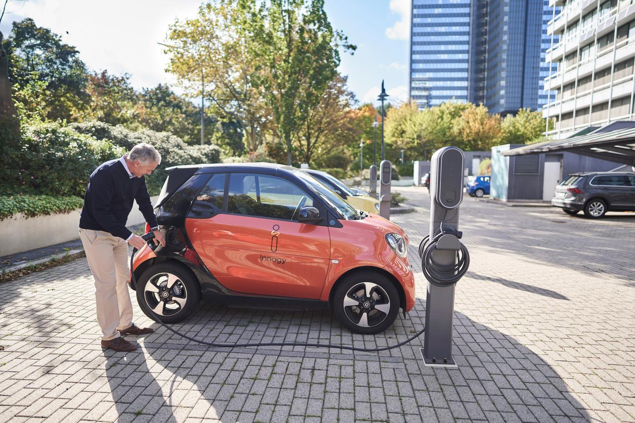 Bild av en mann som laddar elbilen